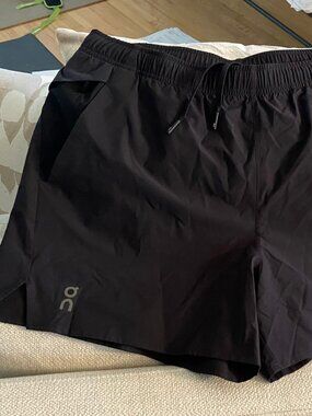 ON CLOUD ESSENTIAL SHORTS LARGE WOMENS NWOT